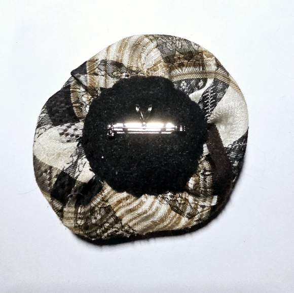 Upcycle tie scarf camellia cream and brown with middle bead unisex brooch - Picture 7 of 7